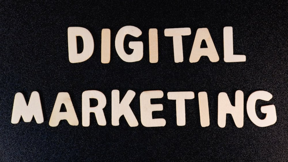 Пример competitive advertising, digital marketing strategy, online campaign management, business competition