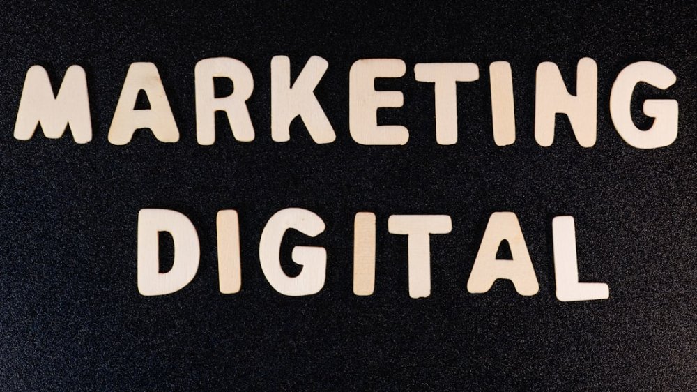 Изображение competitive advertising, digital marketing strategy, online campaign management, business competition
