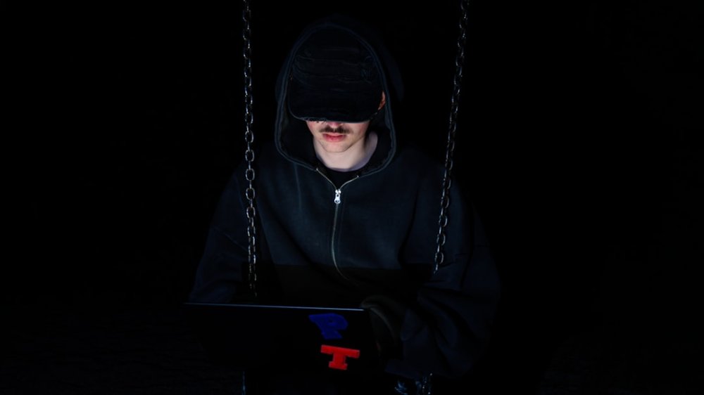 Пример cyber attack, hacker screen, security breach, website security